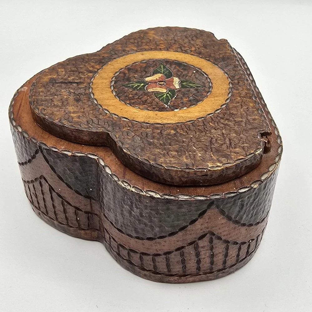 Beautiful Antique Vtg Hand Carved HEART Powder or TRINKET BOX Floral‎